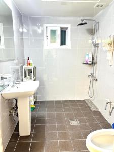 W łazience znajduje się umywalka i prysznic. w obiekcie I'm house w Seulu