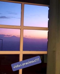 uma janela com vista para o pôr-do-sol em Mi Parchita em Valverde