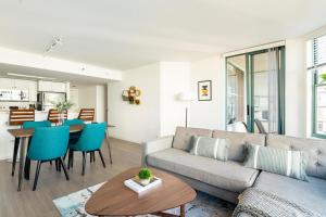 sala de estar con sofá y mesa en South Beach 2br w heated pool shops dining SFO-1664 en San Francisco