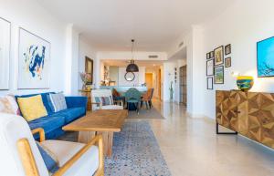 A seating area at Newly Renovated Apartment with Amazing View