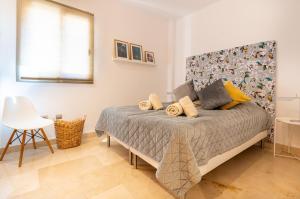 A bed or beds in a room at Newly Renovated Apartment with Amazing View Még 26 kép