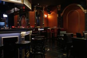Um restaurante ou outro lugar para comer em Broadway Hotel