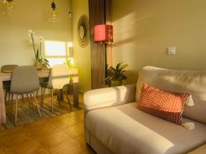 - un salon avec un canapé et une table dans l'établissement Casa Margarita, à Chiclana de la Frontera