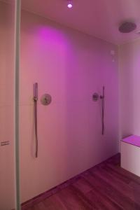 bagno con doccia e illuminazione viola di Hotel Hollywood a Rimini