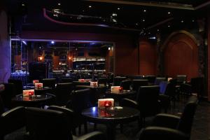 Um restaurante ou outro lugar para comer em Broadway Hotel