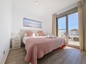 ein weißes Schlafzimmer mit einem Bett und einem großen Fenster in der Unterkunft Los Alcazares Villa - 3010 in Los Alcázares