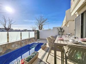 eine Terrasse mit einem Tisch und Stühlen auf dem Balkon in der Unterkunft Los Alcazares Villa - 3010 in Los Alcázares