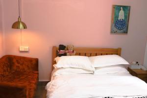 two teddy bears sitting on top of a bed at Changsha Fuxiangyuan International Hostel in Changsha