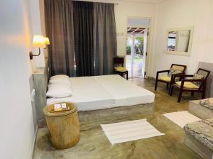 アフンガラにあるVilla Thotupolaのベッドルーム1室(ベッド1台付)、リビングルームが備わります。