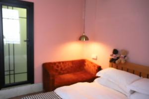 a bedroom with a bed and a large window at Changsha Fuxiangyuan International Hostel in Changsha