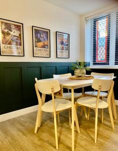 een eetkamer met een tafel en stoelen bij Boutique Chapel Apartment within City Walls in Chester