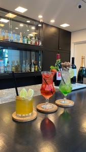 3 Cocktails auf einer Bar in der Unterkunft Blue Tree Premium Paulista in São Paulo