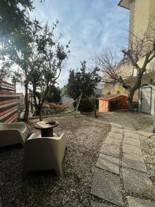 a patio with a table and chairs and a rope at La casa di Judy e Frank in Tarquinia