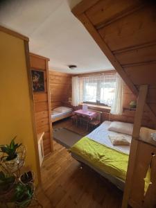 una camera mansardata con letto e tavolo di Willa Mery a Zakopane