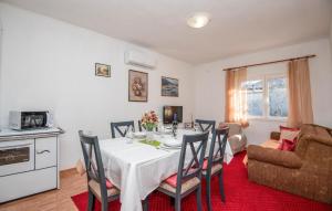 a kitchen and dining room with a table and chairs at 3 Bedroom Beautiful Home In Rascane in Ožići