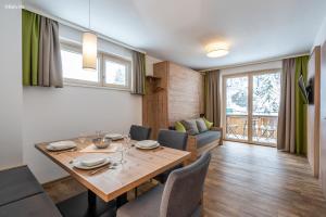 een eetkamer met een tafel en stoelen bij Appartements Salitererhof in Saalbach Hinterglemm