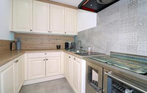 una cocina con armarios blancos y fregadero en 4 Bedroom Lovely Home In Klaffer Am Hochficht en Klaffer am Hochficht