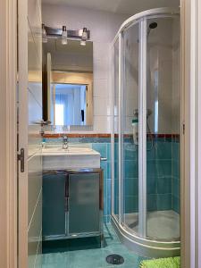 y baño con lavabo y ducha. en Alojamiento ideal en Sabiñánigo, en Sabiñánigo