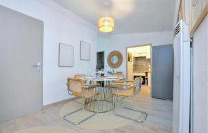 Kuchyň nebo kuchyňský kout v ubytování 3 Bedroom Amazing Home In Fréjus