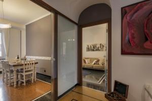 - un salon avec une table et une salle à manger dans l'établissement La dimora del capitano, à Gênes
