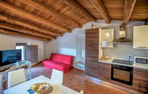 uma cozinha e sala de estar com um sofá vermelho em 2 Bedroom Nice Home In Gangi em Gangi