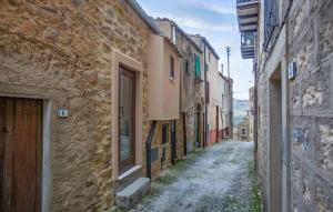 um beco numa cidade velha com edifícios em 2 Bedroom Nice Home In Gangi em Gangi