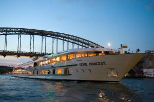 パリにあるBateau Seine Princess by CroisiEuropeの橋の横の水上巡航船