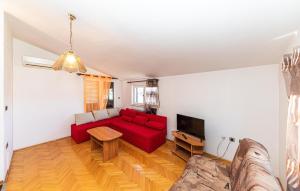 TV a/nebo společenská místnost v ubytování Two-Bedroom Apartment In Kastel Kambelovac