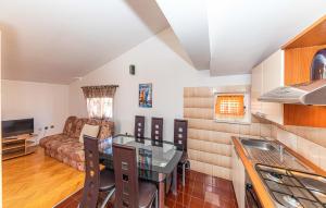 Posezení v ubytování Two-Bedroom Apartment In Kastel Kambelovac