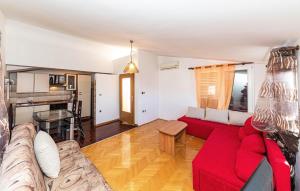 Kuchyň nebo kuchyňský kout v ubytování Two-Bedroom Apartment In Kastel Kambelovac