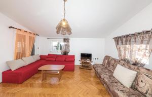 Posezení v ubytování Two-Bedroom Apartment In Kastel Kambelovac