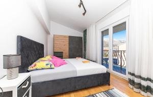 Postel nebo postele na pokoji v ubytování Two-Bedroom Apartment In Kastel Kambelovac