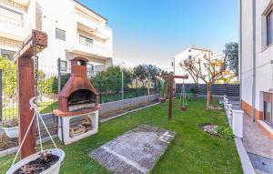 Zahrada ubytování Two-Bedroom Apartment In Kastel Kambelovac