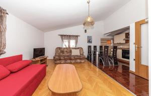 Posezení v ubytování Two-Bedroom Apartment In Kastel Kambelovac