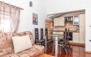 Kuchyň nebo kuchyňský kout v ubytování Two-Bedroom Apartment In Kastel Kambelovac