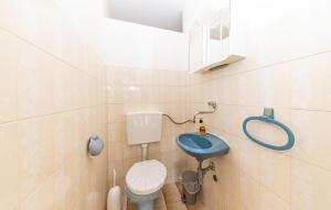 Koupelna v ubytování Two-Bedroom Apartment In Kastel Kambelovac