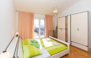 Postel nebo postele na pokoji v ubytování Two-Bedroom Apartment In Kastel Kambelovac