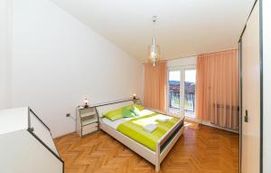 Postel nebo postele na pokoji v ubytování Two-Bedroom Apartment In Kastel Kambelovac