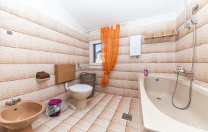 Koupelna v ubytování Two-Bedroom Apartment In Kastel Kambelovac