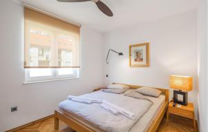 Giường trong phòng chung tại 3 Bedroom Lovely Apartment In Omis +13 ảnh