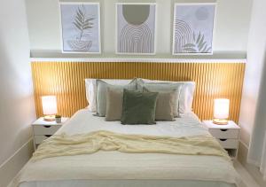 ドミンゴス・マルチンスにあるTerraço Naturaleのベッドルーム1室(大型ベッド1台、テーブル上のランプ2つ付)