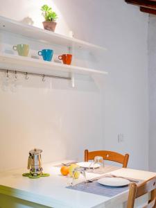 a table with plates and cups on a shelf at Casa Giulia - Appartamento a San Gimignano in San Gimignano