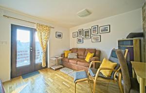 ein Wohnzimmer mit einem Sofa und einem Tisch in der Unterkunft Gorgeous Home In Donji Zvecaj With House A Panoramic View in Donji Zvečaj