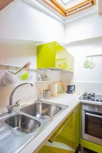 a kitchen with a sink and green cabinets at Casa Giulia - Appartamento a San Gimignano in San Gimignano