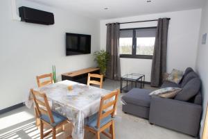 TV a/nebo společenská místnost v ubytování Appart Hotel Coutances
