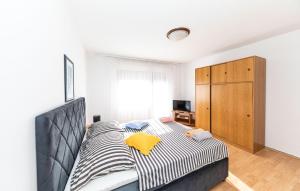 Posteľ alebo postele v izbe v ubytovaní Two-Bedroom Apartment In Kastel Kambelovac