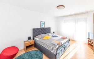 Posteľ alebo postele v izbe v ubytovaní Two-Bedroom Apartment In Kastel Kambelovac