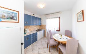 Kuchyňa alebo kuchynka v ubytovaní Two-Bedroom Apartment In Kastel Kambelovac