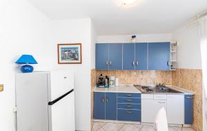 Kuchyňa alebo kuchynka v ubytovaní Two-Bedroom Apartment In Kastel Kambelovac