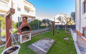 Vonkajšia záhrada v ubytovaní Two-Bedroom Apartment In Kastel Kambelovac + 13 fotografií